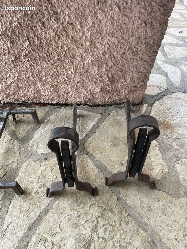Paire De Chenets Anciens En Fer Forgé Pour Cheminée - Style Brut, à Nettoyer