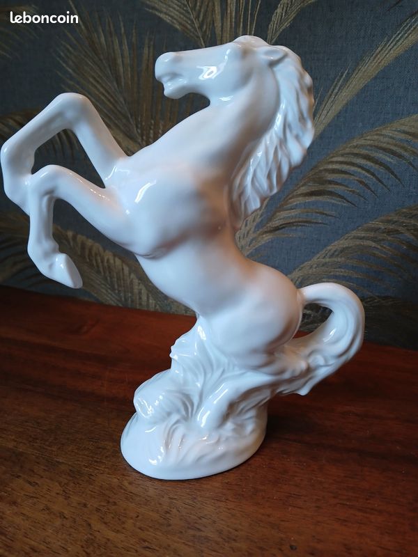 Statuette en porcelaine blanche en forme de cheval (image 4)