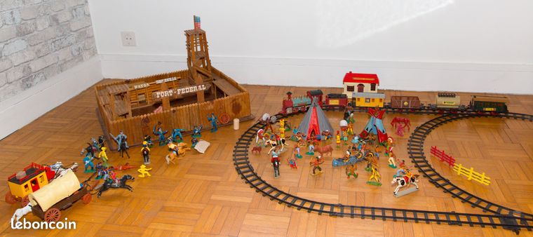 Jouet ancien Fort Western avec 5 figurines, complet en parfait état dans sa boîte : FORT-TIN COMANSI (boîte 34x30x10cm / hauteur figurine 5,5 cm