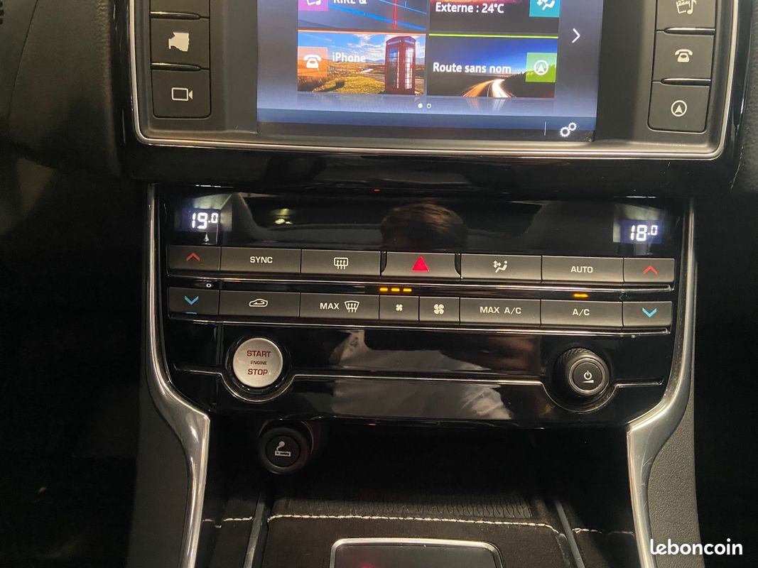JAGUAR XE XE 2.0 D - 180 ch BVA Pure - TOIT OUVRANT - CAMERA DE RECUL - SIEGES ELECTRIQUES (image 17)