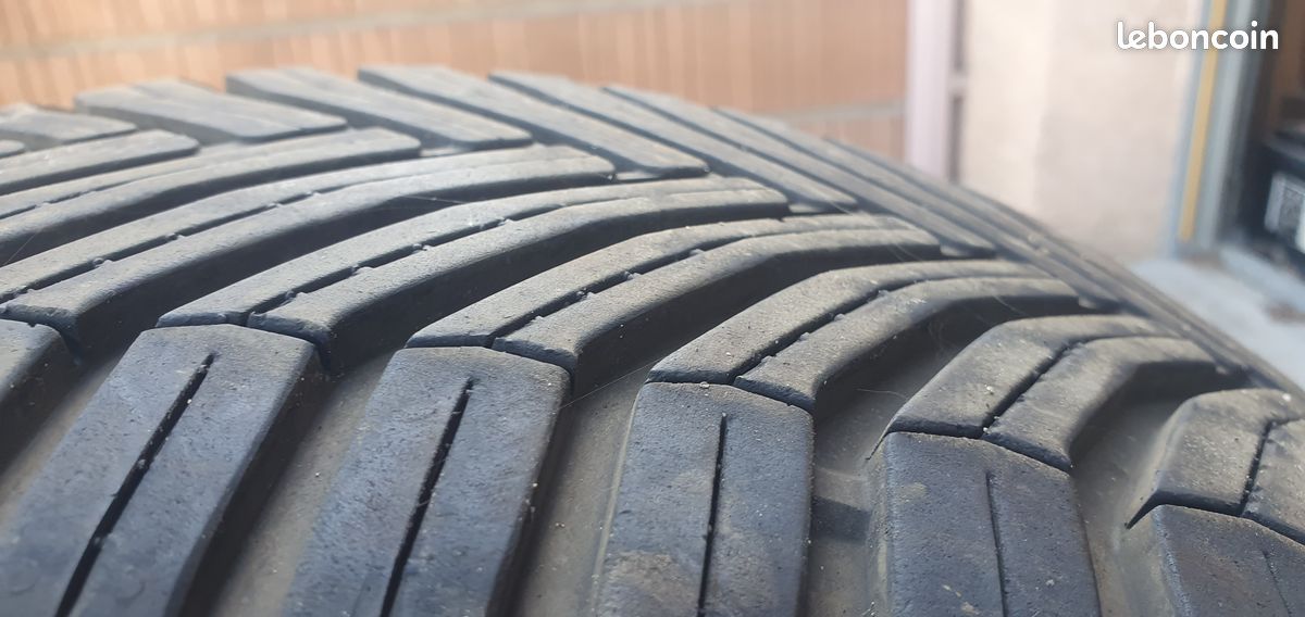 Pneu MICHELIN 225 50 R18 (image 1)