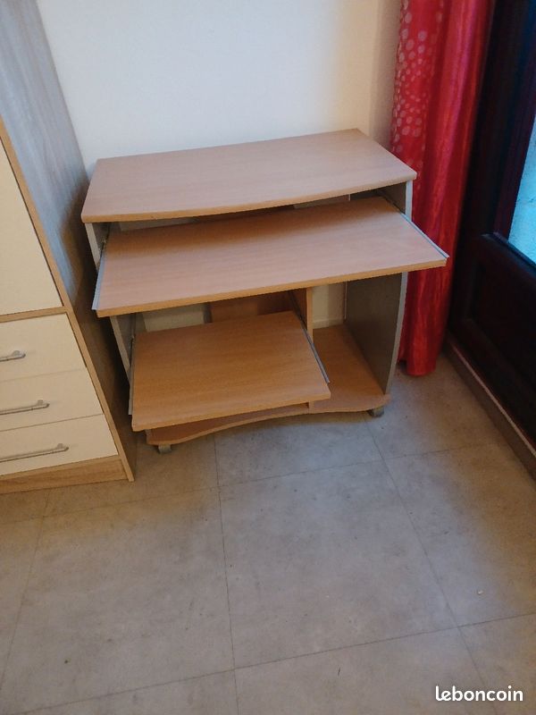 Bureau en bois (image 1)