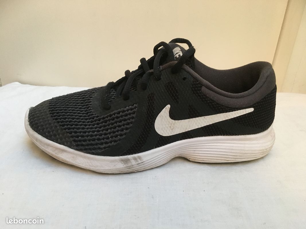 Nike Revolution Nike Basket Noir Et Blanche Chaussures Nike