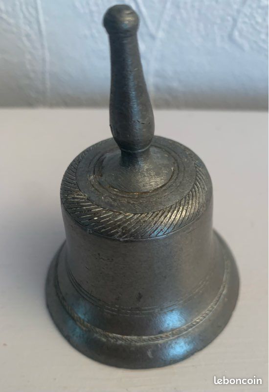 Petite cloche en étain (image 3)