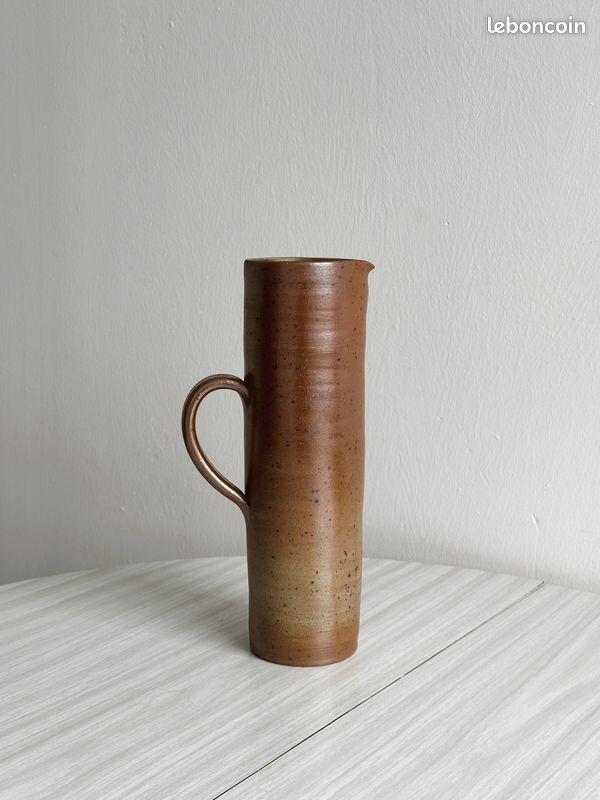 Grand pichet en grès tacheté artisanal (image 1)