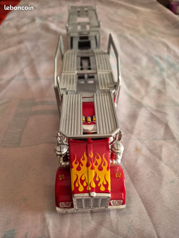 Camion porte voitures miniature , Kenworth W900 rouge à flammes 1/43 (image 1)