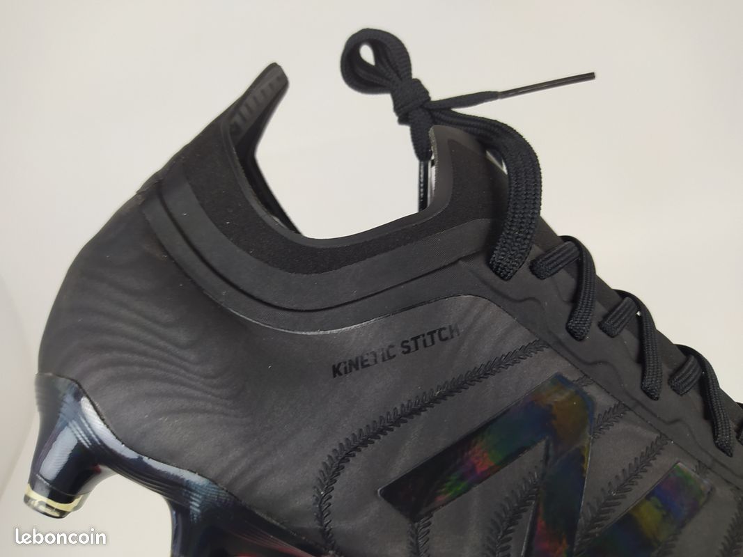 Infinite Dark New Balance Blackout Football Boots Baskets