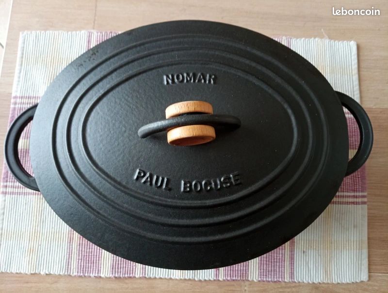 Bonjour, À vendre : cocotte Mijoteuse, Nomar de PAUL BOCUSE, Made in France. Style Le creuset. Fonte émaillée Bleu Cobalt bon état quelques traces de rouille ( voir dernière photo ) Contenance