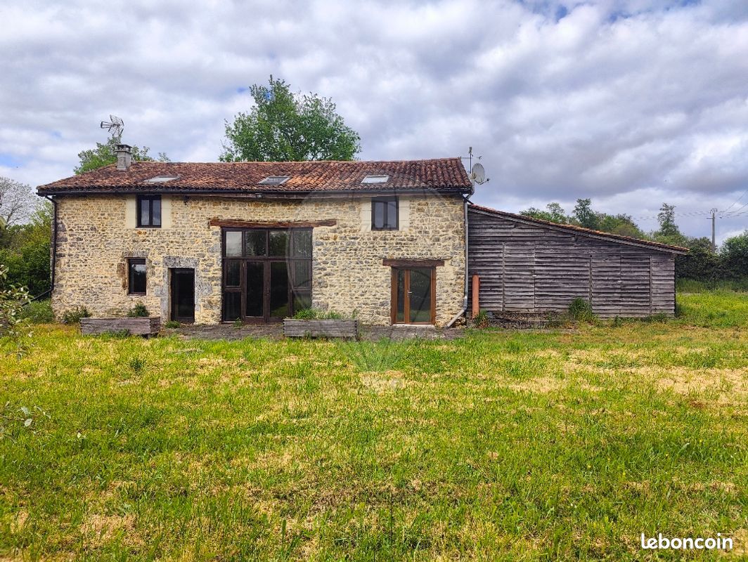 Maison 5 pièces 140 m² - Lussac 16450 (image principale 0)