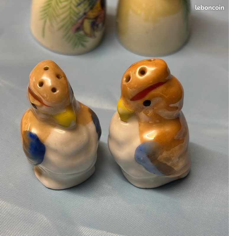 Ensemble vintage en porcelaine du Japon comprend un petit plateau rond, deux coquetiers peints de motifs d'oiseaux et deux salière, poivrière assorties en forme de petits oiseaux (image 6)