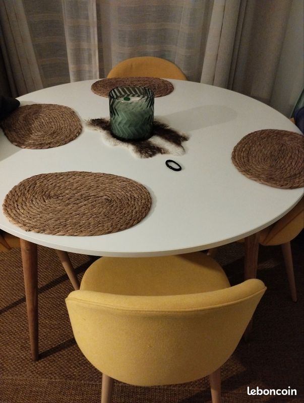 Table de salon avec chaises (image 1)