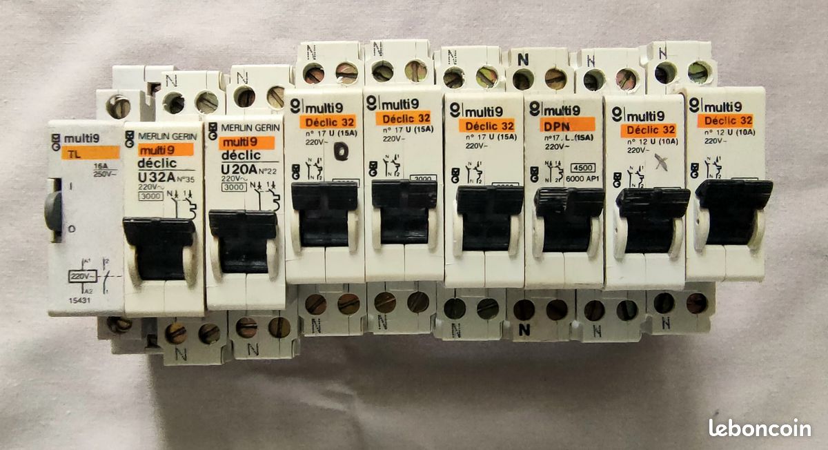 9 disjoncteurs (sans fusible) MULTI 9 marque Merlin Gerin (Schneider) (image 1)