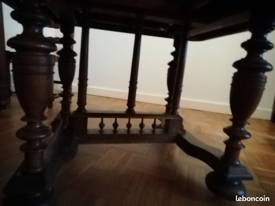 Table & Chaises (image 2)