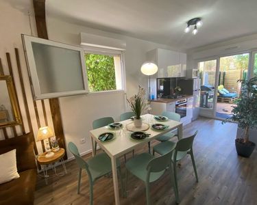 Ensemble unique à la plage avec dépendance