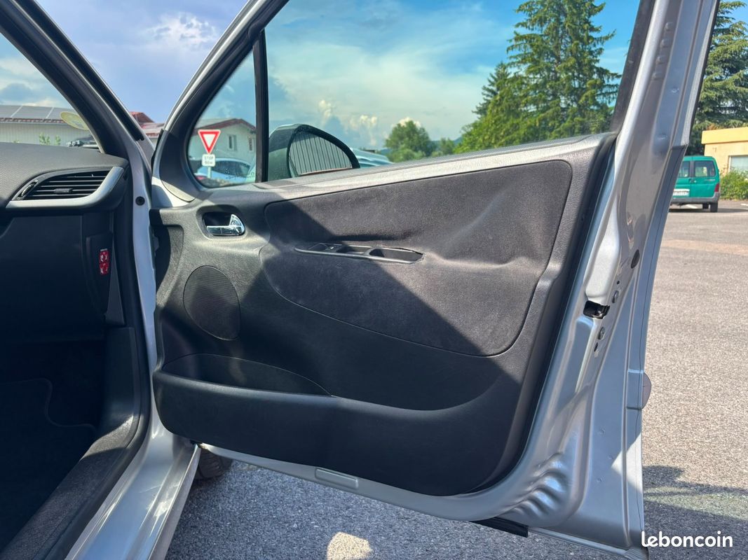 PEUGEOT 207 1.6 VTi 16V 120ch Premium (image 9)