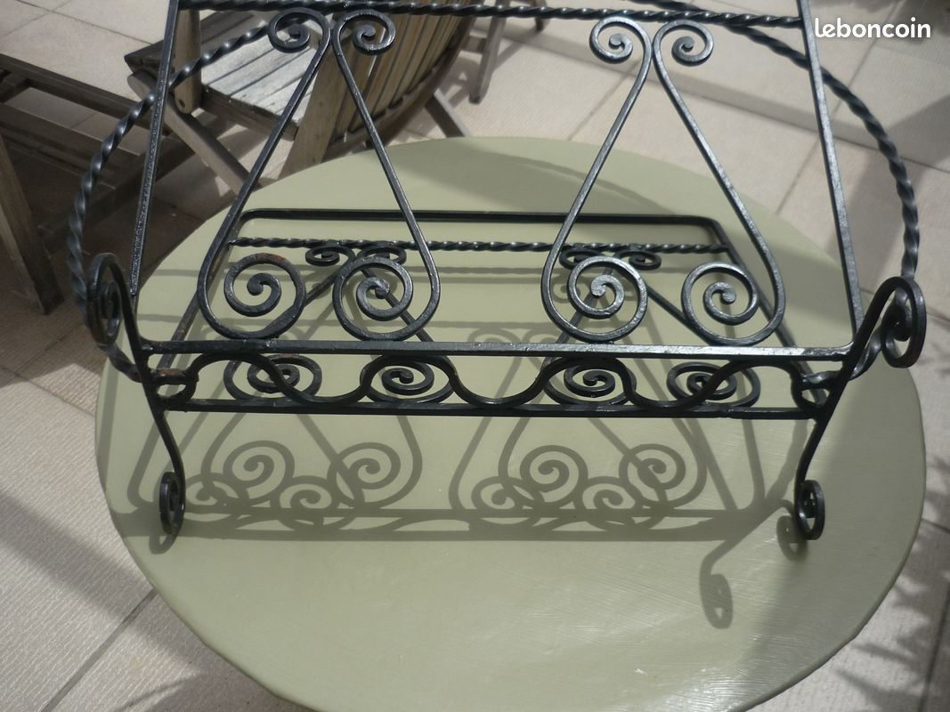 Porte-revues en fer forgé noir vintage (image 5)