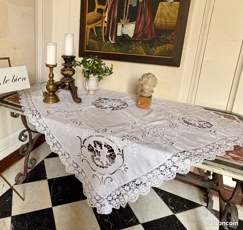 Nappe. Ronde. Ancienne brodée - Linge de maison