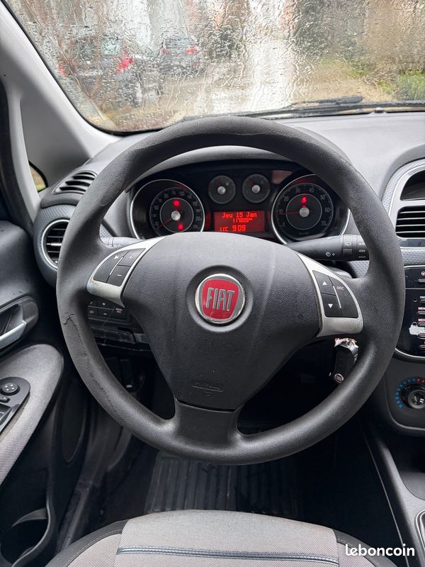 Fiat Punto EVO 1.4L FINITION DYNAMIC - 1ÈRE MAIN - ENTRETIEN À JOUR (image 12)