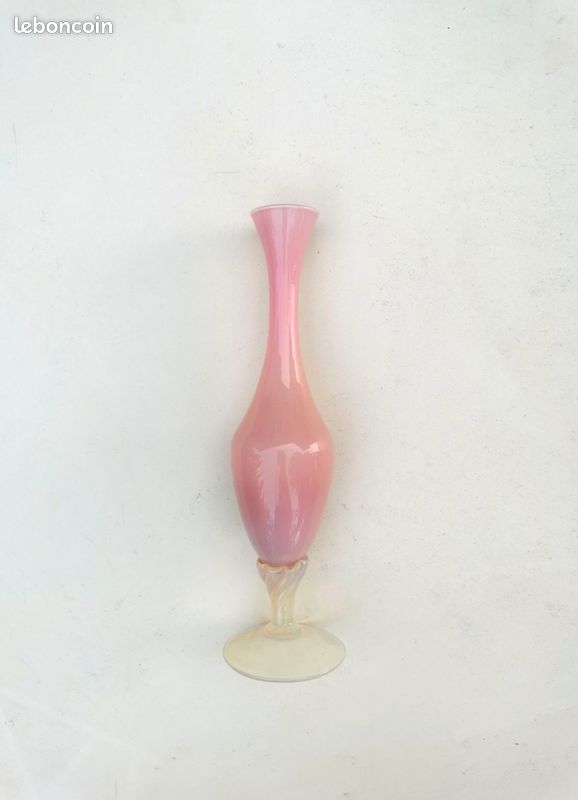 Vase en Opaline rose sur pied en verre soufflé d' Italie (image 1)