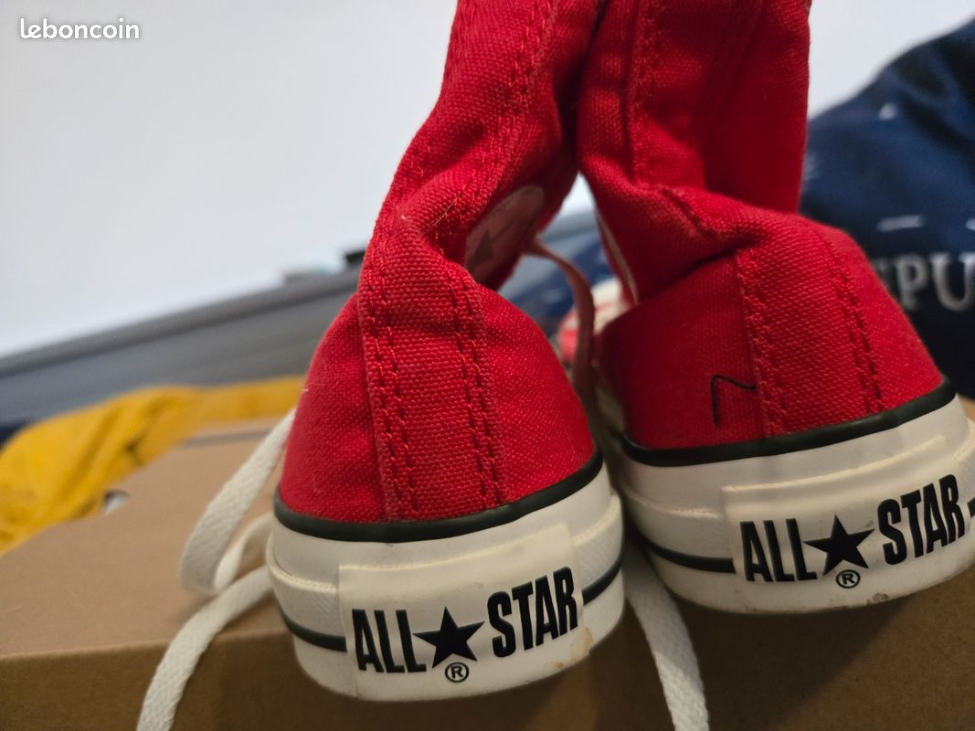 Paires de converses montantes rouges Chaussures