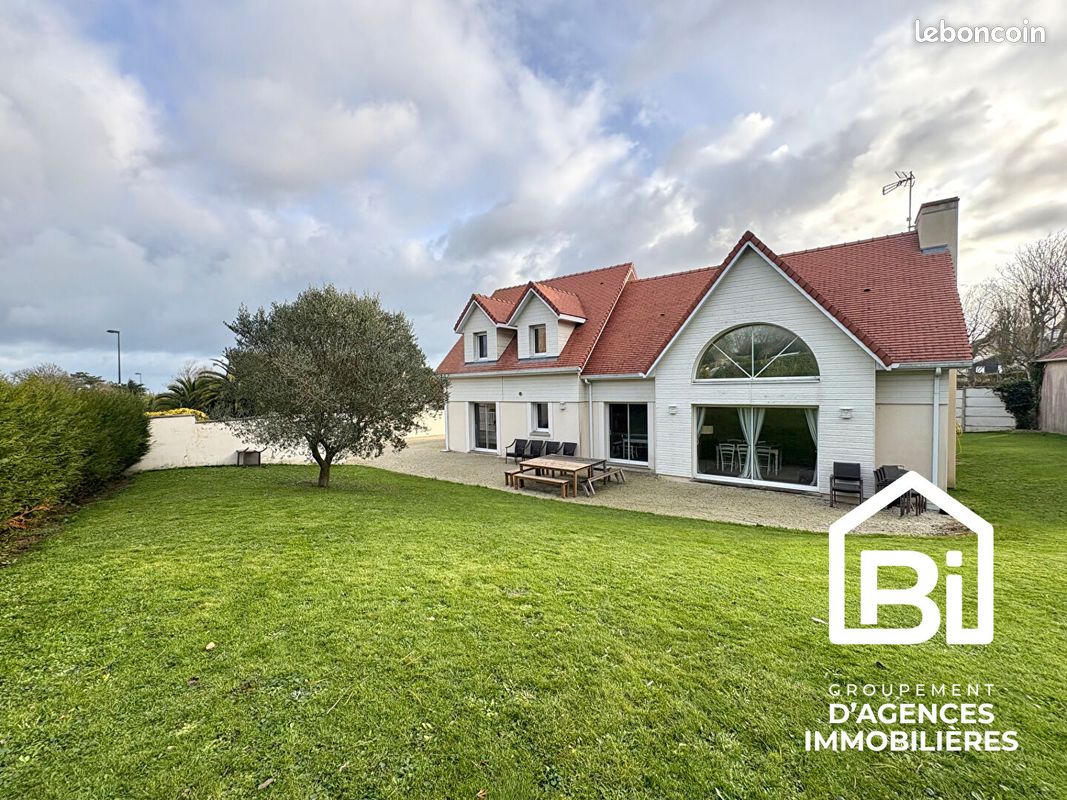 Maison 11 pièces 261 m² · à Arromanches-les-Bains · 261 m² · 734 000 €