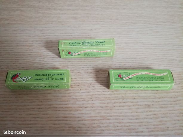 Mercerie Ancienne – Boîte De Rubans Et étiquettes Linge Initiales R.S – Vintage