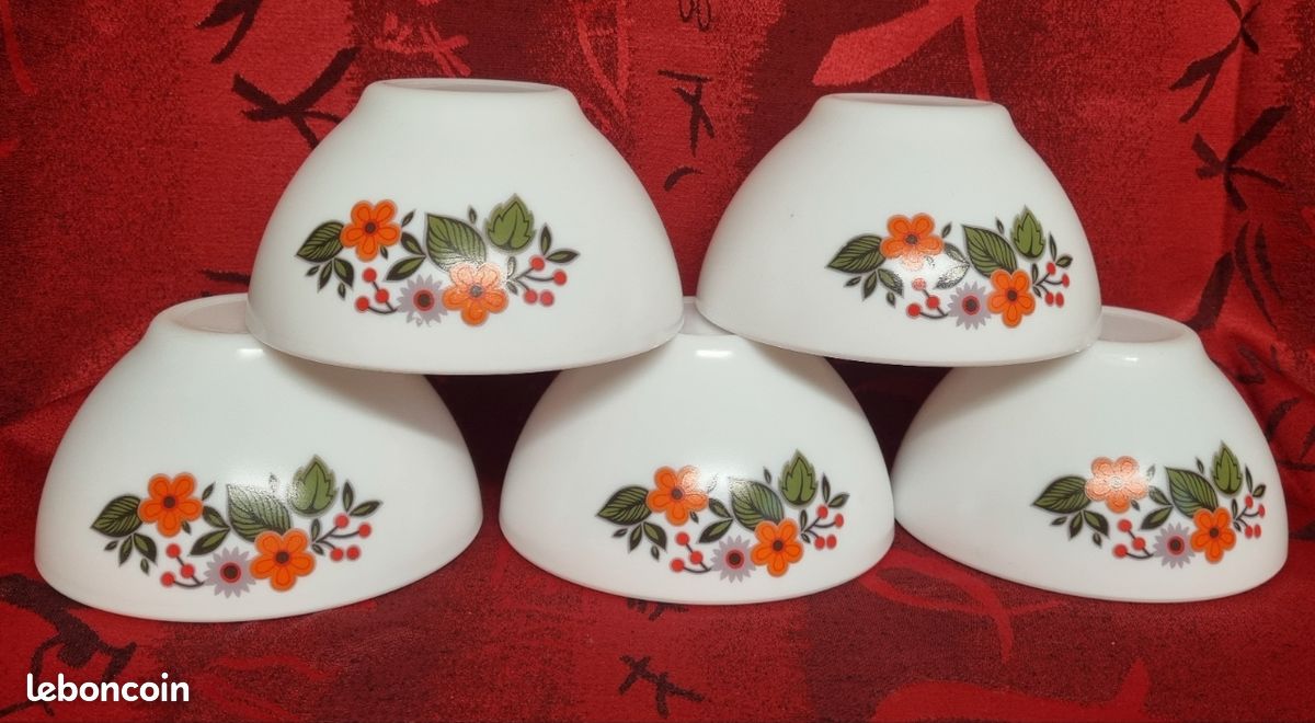 Lot de 5 bols rétro vintage années 70 Arcopal France avec des fleurs oranges, vaisselle combi (image 1)