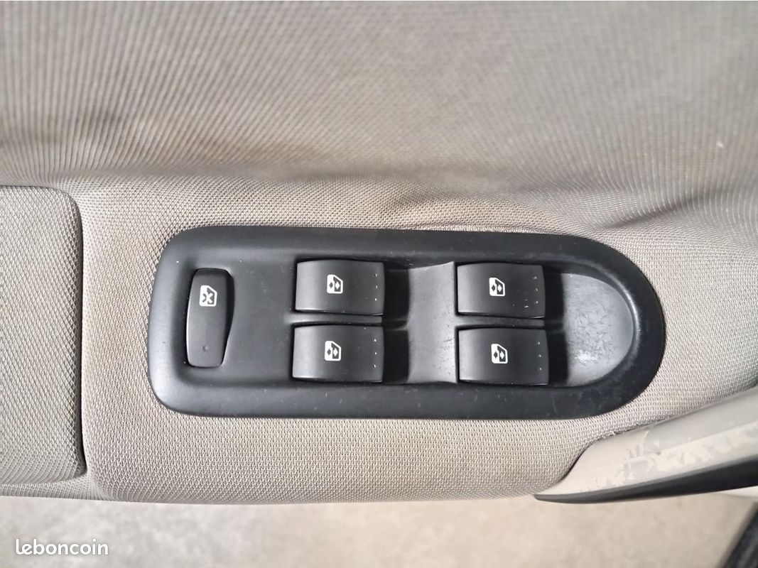 RENAULT SCENIC 1.9 dCi - 130 ch - GPS intégré (image 20)