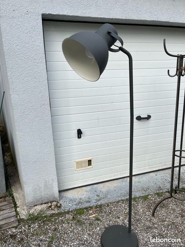 Lampadaire métal gris (image 1)