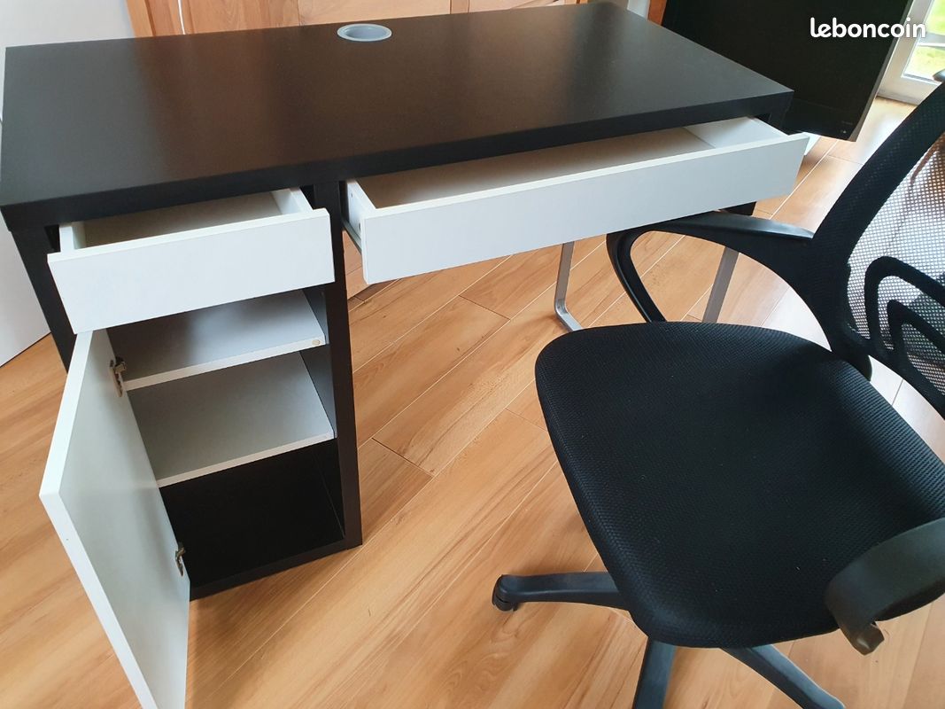 Fauteuil et bureau avec des fournitures de bureau | PSD Gratuite