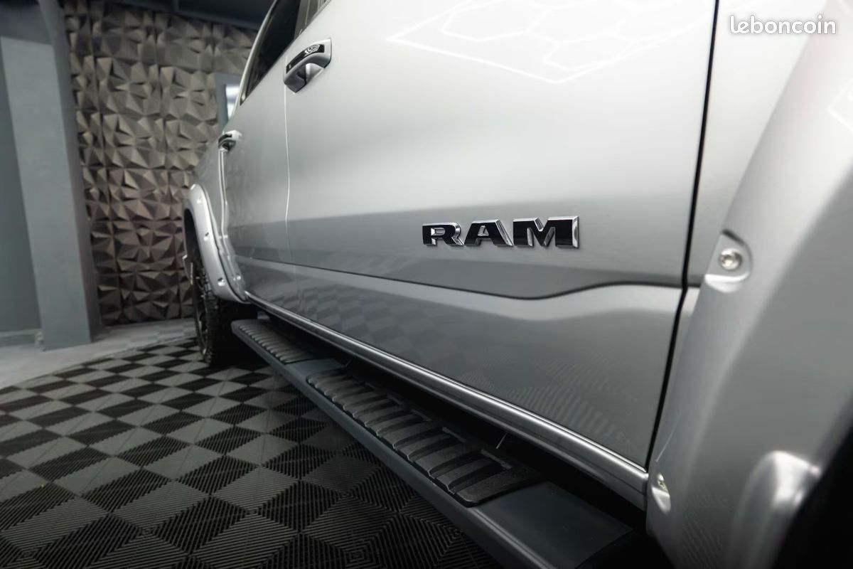 Dodge RAM 1500 Laramie Night Edition 5.7 V8 HEMI GPL 401 ch 4x4 – Offroad – BRC (image 13)