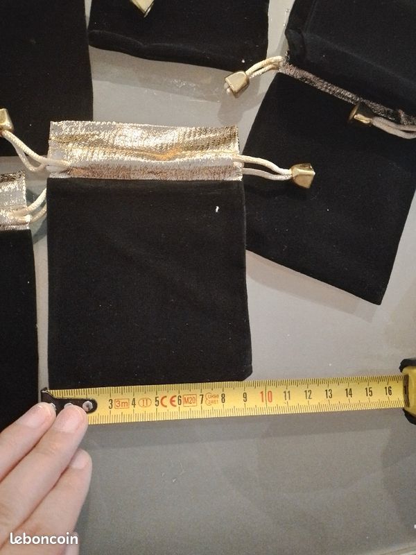 Lot de 25 grandes pochettes pour bijoux en velours NEUVES écrin noir doré (image 6)