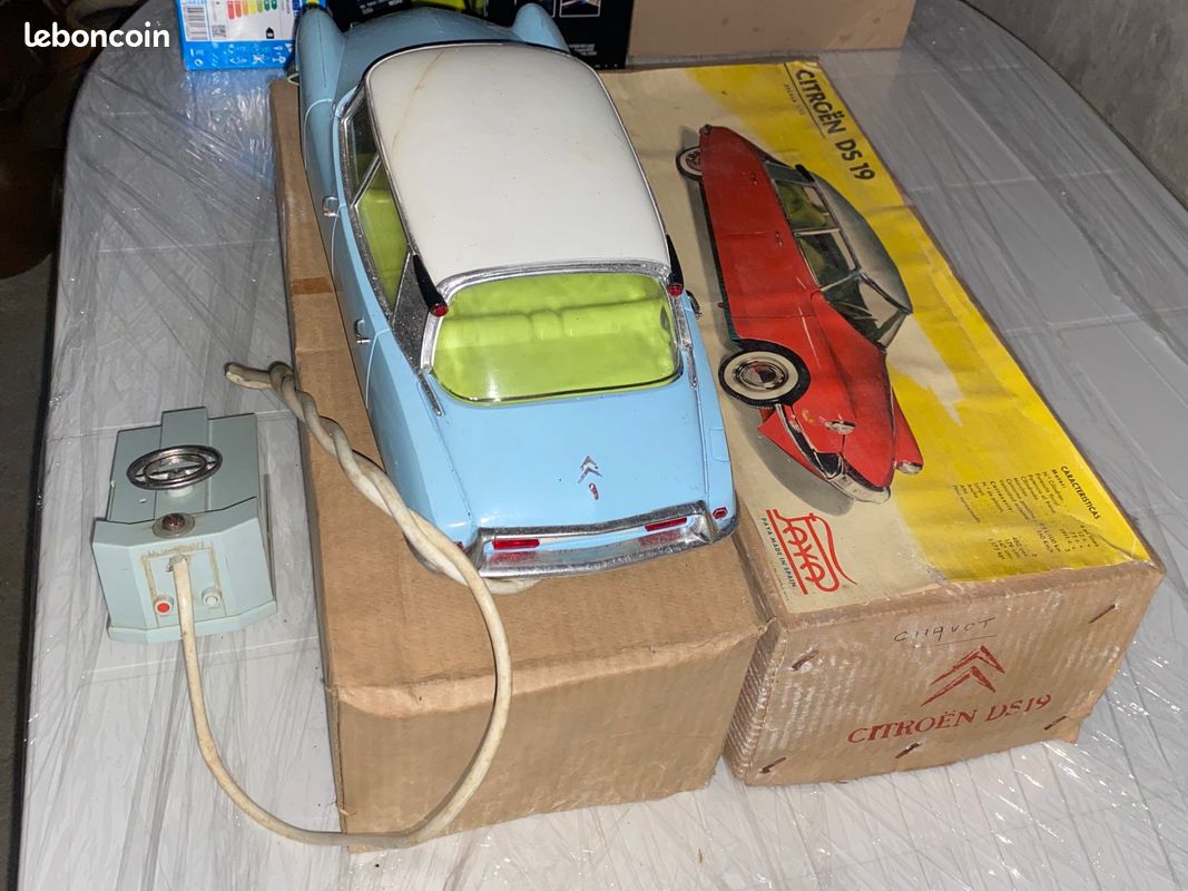 Voiture Filoguidée 1/12 Citroën DS19 - Tôle Peinte Violette/toit Ivoire - Années 1960