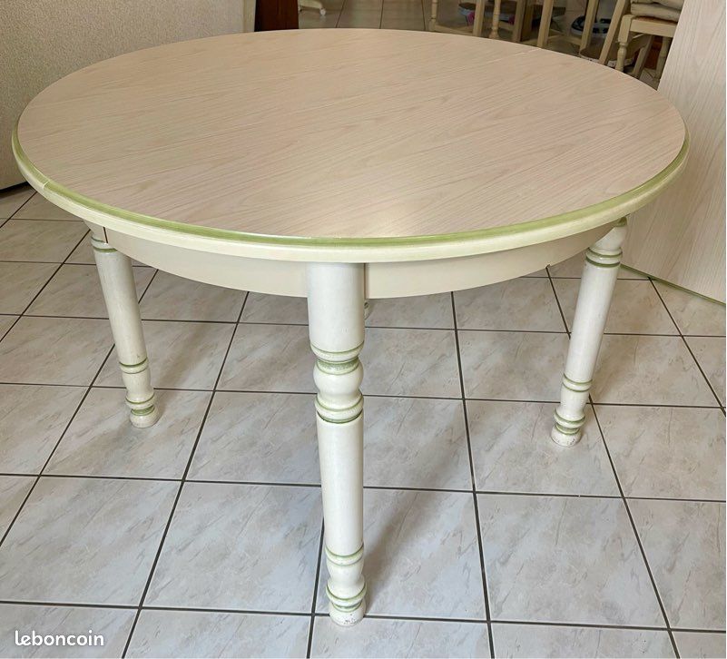 Table avec six chaises (image 1)