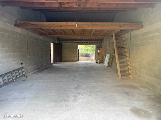 Local / garage 100 m² + extérieur – Vic-Fezensac centre – 450 · 450 €/mois