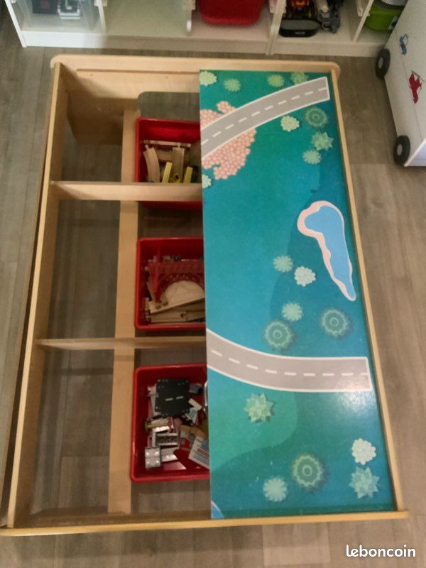 Table avec train en bois (image 3)