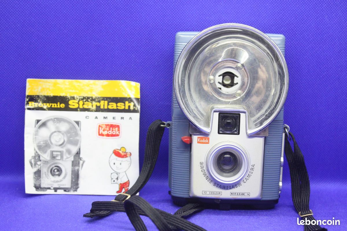 Tournage de films en rouleaux Kodak Brownie Twin 20 - 620 des années 60 avec l'appareil photo branché - France