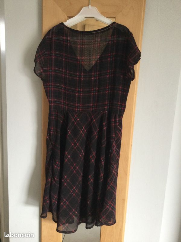 Robe fluide imprimée carreaux écossais sur fond noir (image 3)