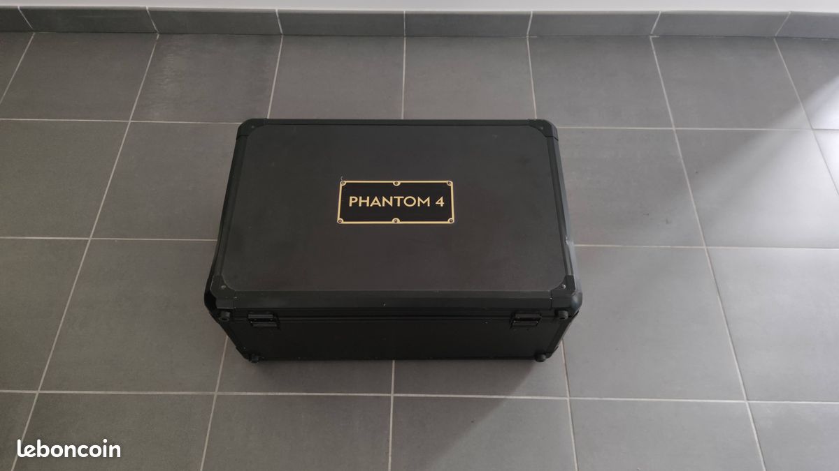 Drone DJI Phantom Pro 4 et accessoires (image 1)