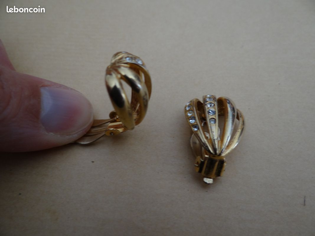 Boucles d'oreille clip doré et strass (image 2)