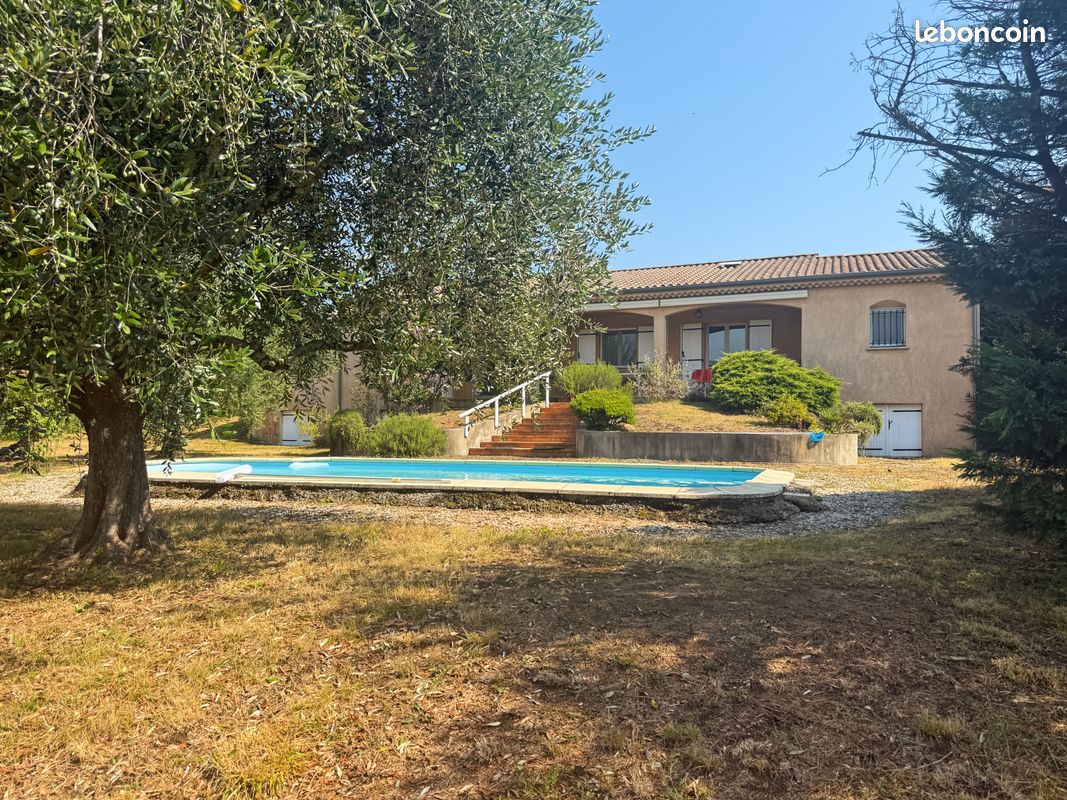 Maison 5 pièces 159 m² · à Saint-Étienne-de-Fontbellon · 159 m² · 450 000 €