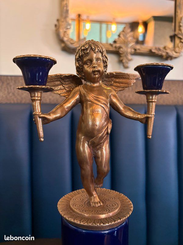 Paire de bougeoirs anciens aux chérubins ailés - Bronze et porcelaine bleu cobalt (image 3)