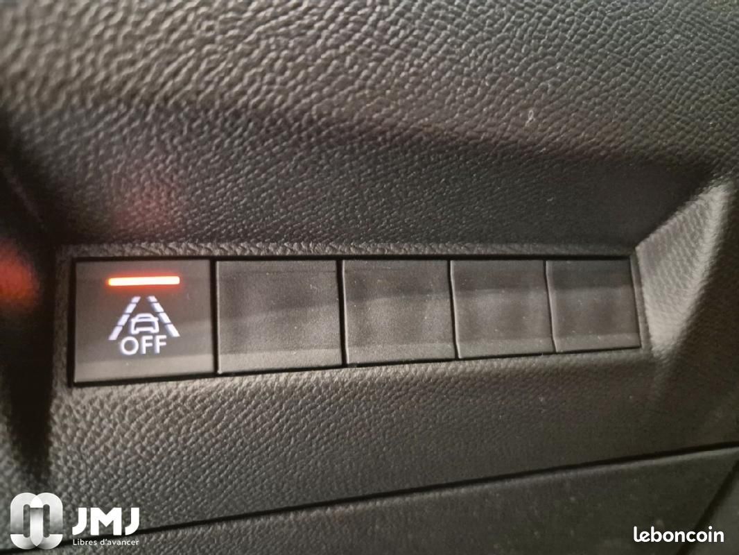 Peugeot 2008 PureTech 130 S&S EAT8 GT (image 18)