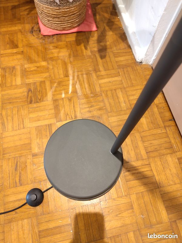 Lampe sur pied grise style industriel (image 4)