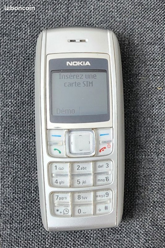 Nokia 1600 fonctionne très bien. Débloqué et vendu avec un chargeur d