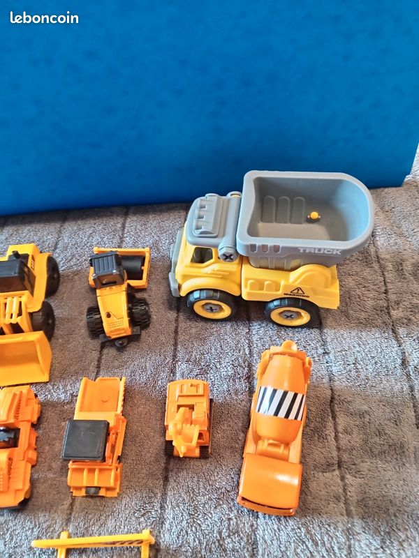 Lot de 10 véhicules miniatures - Autobus / Break - Military Classic