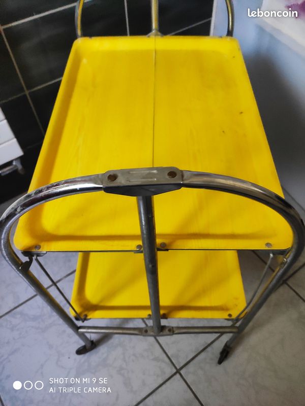 Desserte pliable en deux a roulettes (image 1)