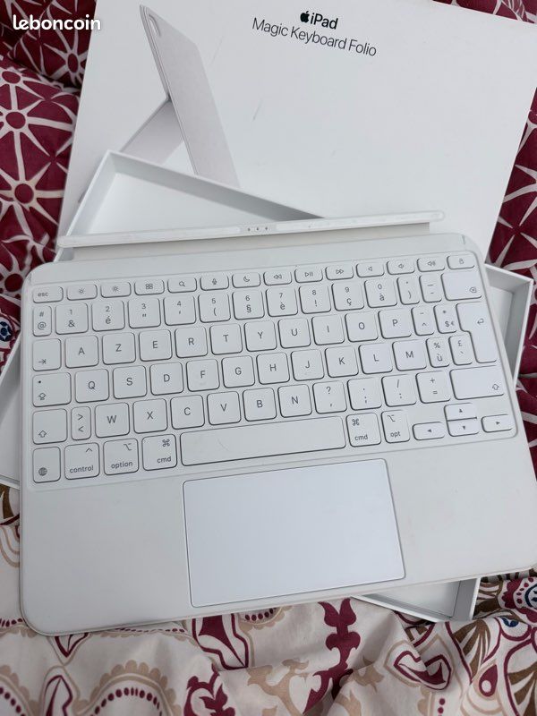 Magic Keyboard Folio iPad 10e génération – très peu utilisé (image 1)