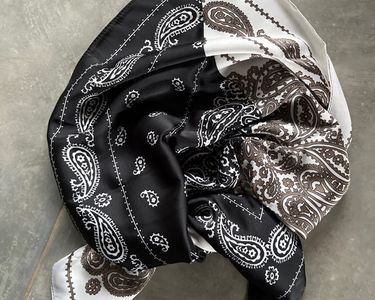 Petit Foulard Carré Monochrome Noir Intense De 50 cm Satiné Et Brillant