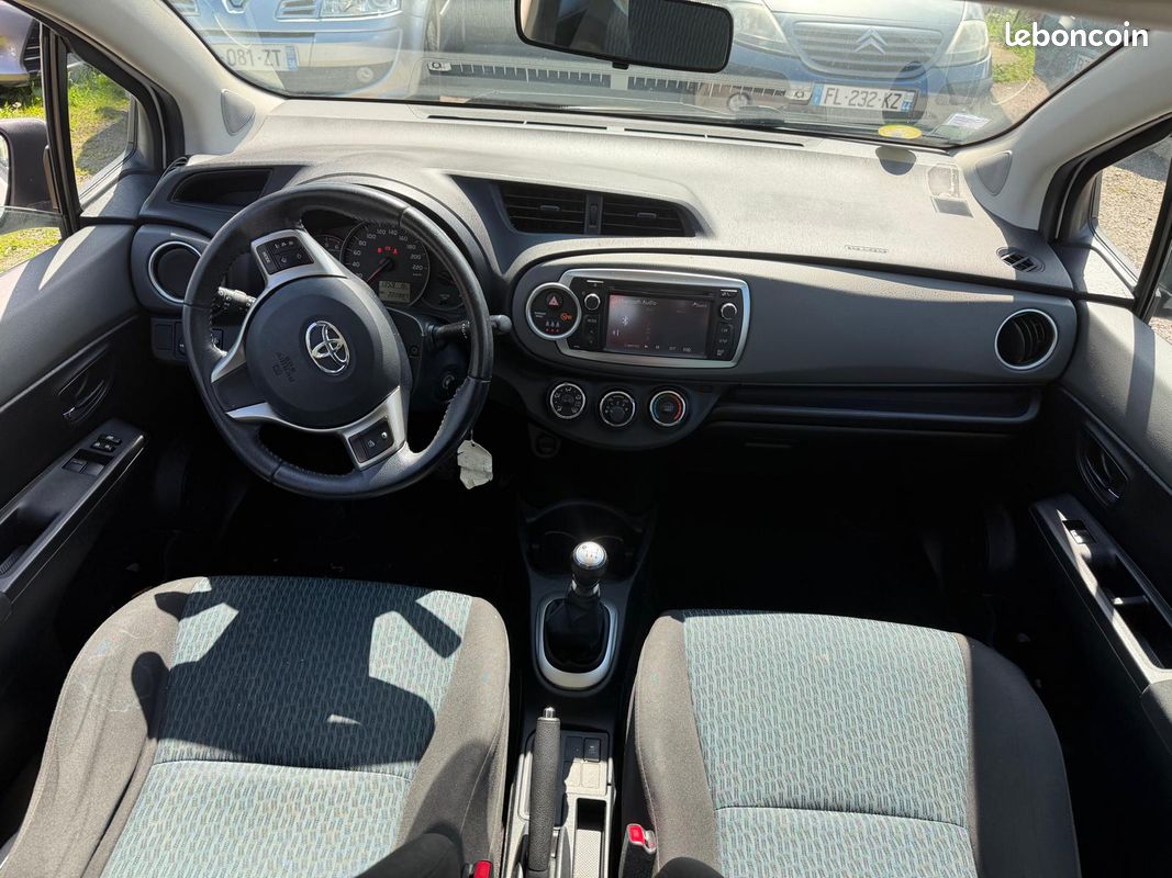 Toyota yaris d-4d pack design couleur blanc nacre (image 5)